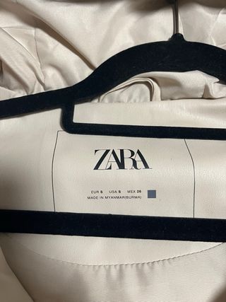 Pluma acolchado polipiel sin magas con capucha