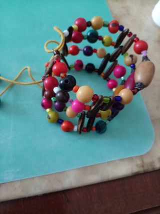 Pulsera multicolor con cuentas de madera
