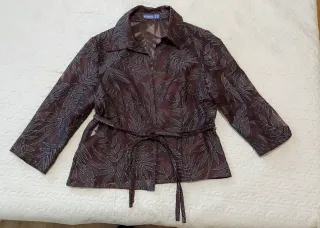 Vestido morado con detalles plateados y chaqueta