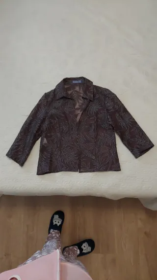 Vestido morado con detalles plateados y chaqueta