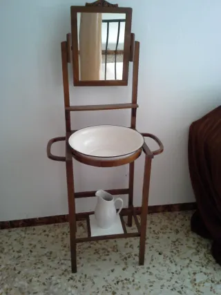 Lavadero antiguo de madera y cerámica