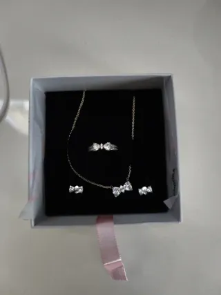 Conjunto de Joyas: Anillo, Colgante y Pendientes