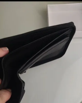 Cartera de piel negra