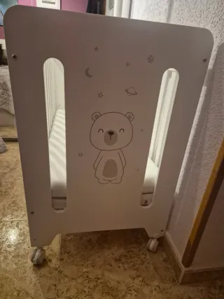 Cuna de bebé blanca