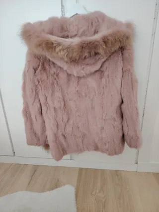 Abrigo chaquetón rosa piel conejo y filo de zorro