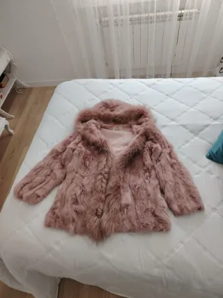 Abrigo chaquetón rosa piel conejo y filo de zorro