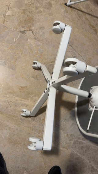 Silla de oficina gris y blanca