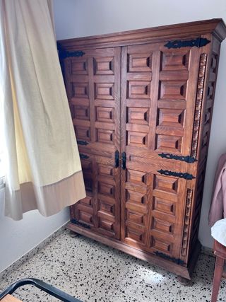 Guardaroba in legno massello in stile castigliano