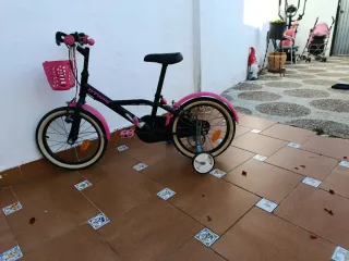 Bicicleta infantil rosa con ruedines