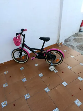 Bicicleta infantil rosa con ruedines