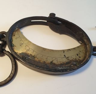 Balanza antigua media luna Eugene Leboucher