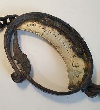 Balanza antigua media luna Eugene Leboucher