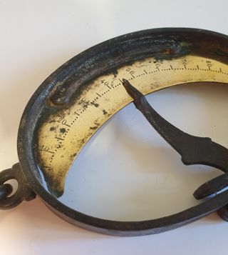 Balanza antigua media luna Eugene Leboucher