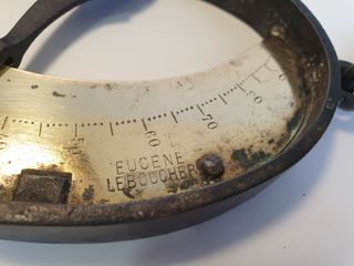 Balanza antigua media luna Eugene Leboucher