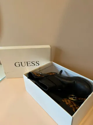 Botines Guess Negro y Dorado