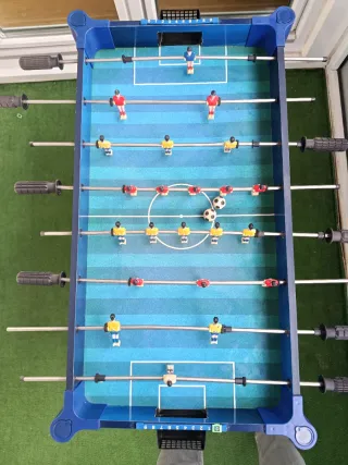 Futbolín azul con jugadores