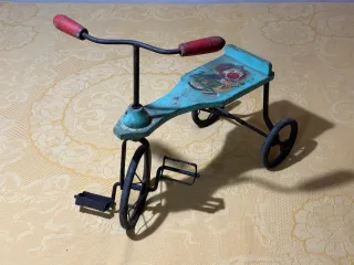 Triciclo antiguo decorado