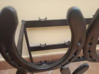 Botellero de forja con iniciales RC