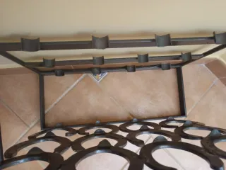 Botellero de forja con iniciales RC