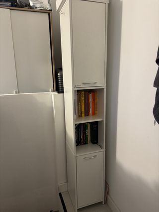 Estantería vertical blanca