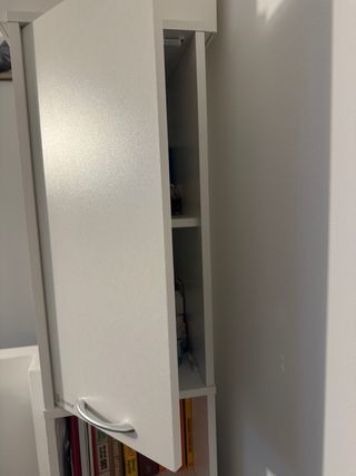 Estantería vertical blanca