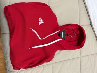 Felpa con cappuccio Adidas rossa.