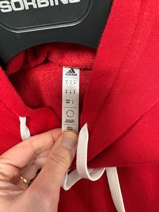 Felpa con cappuccio Adidas rossa.