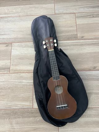 Ukelele marrón Delacrus con funda