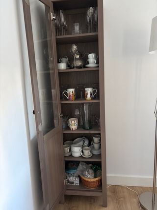 Vitrina de cristal y madera marrón Ikea