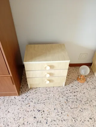 Mesita de noche con 3 cajones