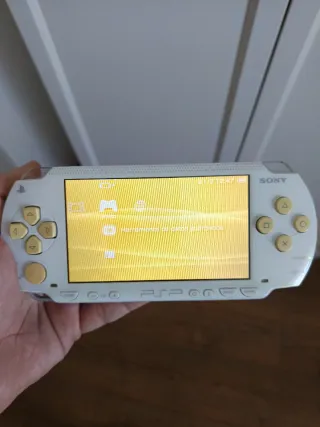 PSP Blanca con funda original, modelo 1004