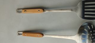 Set di utensili da cucina in legno e metallo con spatola e schiumarola