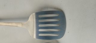 Set di utensili da cucina in legno e metallo con spatola e schiumarola