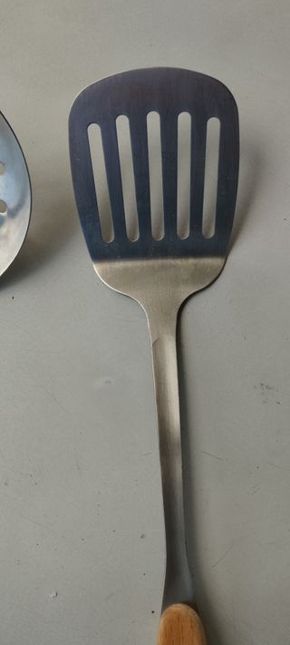 Set di utensili da cucina in legno e metallo con spatola e schiumarola