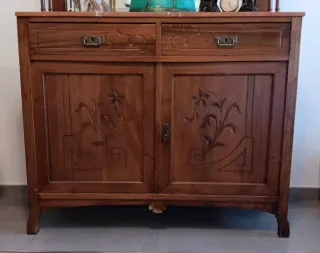 Aparador Modernista con vidriera y mármol