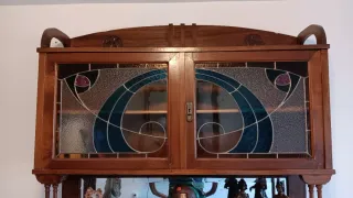 Aparador Modernista con vidriera y mármol