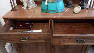 Aparador Modernista con vidriera y mármol