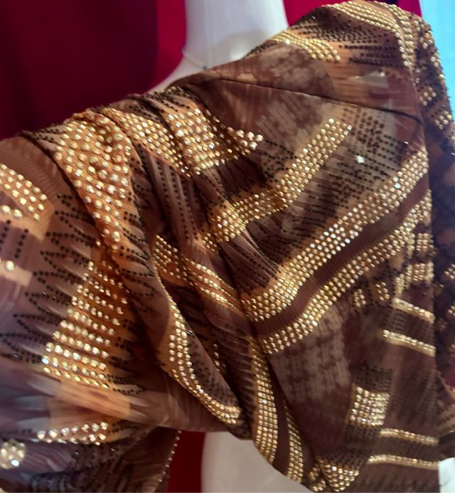 Vestido midi pedrería negro y dorado