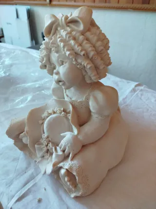 Marujita,Figura de marmolina niña con sombrero