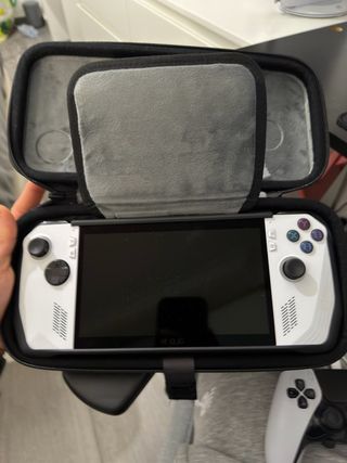 ROG Ally Z1 con funda skull & Co.