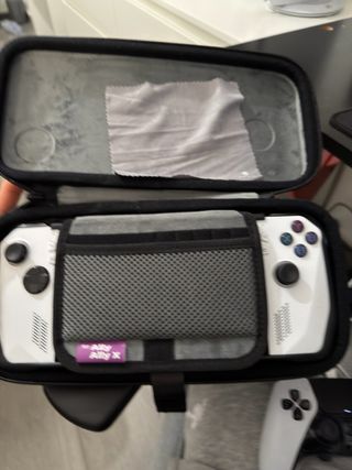 ROG Ally Z1 con funda skull & Co.