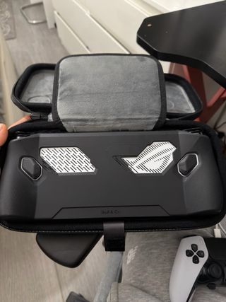 ROG Ally Z1 con funda skull & Co.