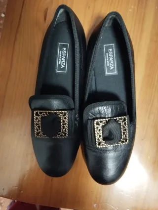 Zapatos falleros negros y dorados