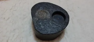 Porta candela con fossili di ammoniti