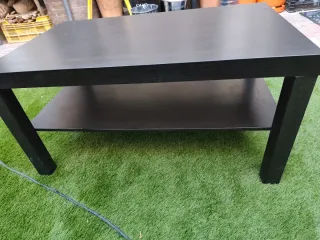 Mesa de centro de madera marrón oscuro.