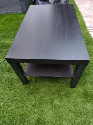 Mesa de centro de madera marrón oscuro.