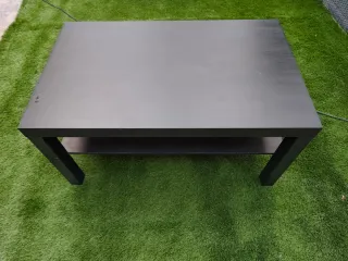 Mesa de centro de madera marrón oscuro.