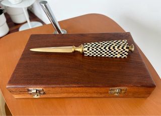 Lupa y abrecartas estilo antiguo