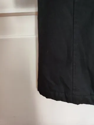 Abrigo minimalista negro