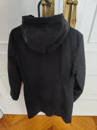 Abrigo minimalista negro